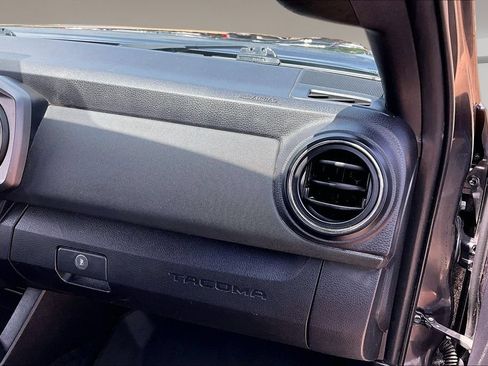 Used 2020 Toyota Tacoma TRD Off-Road w/ Technology Package AWD/4WD image 15