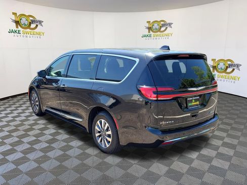 Used 2023 Chrysler Pacifica Limited FWD image 4
