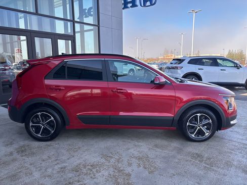 Used 2023 Kia Niro EX image 4