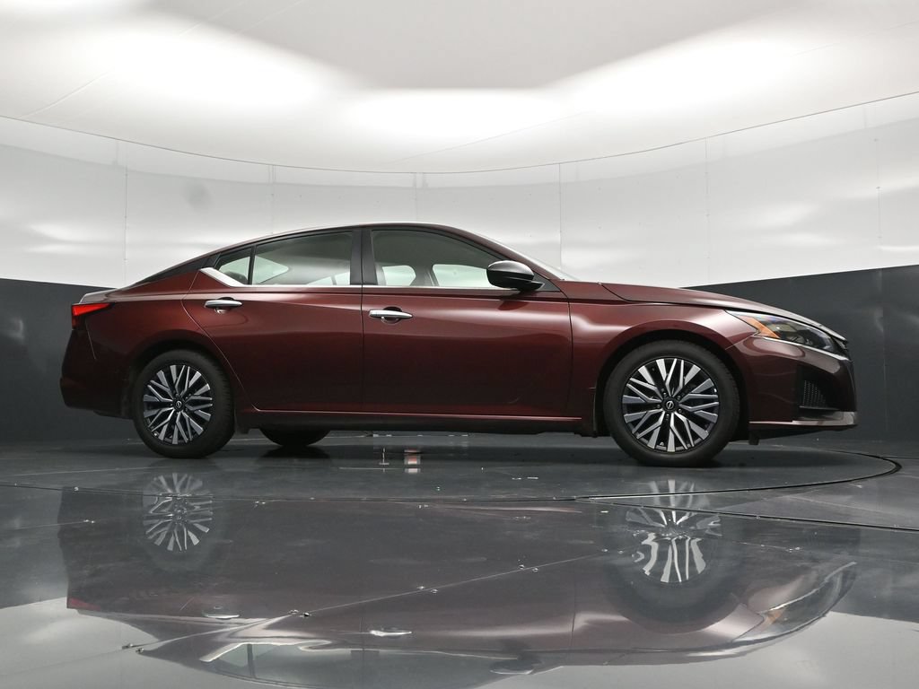 Used 2024 Nissan Altima 2.5 SV FWD image 44