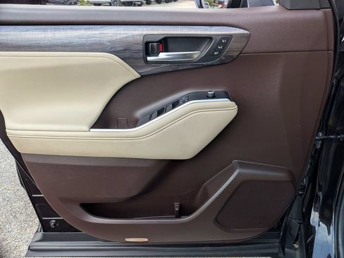 Used 2021 Toyota Highlander Platinum FWD image 32