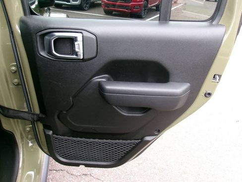 Certified 2025 Jeep Gladiator Sport AWD/4WD image 9