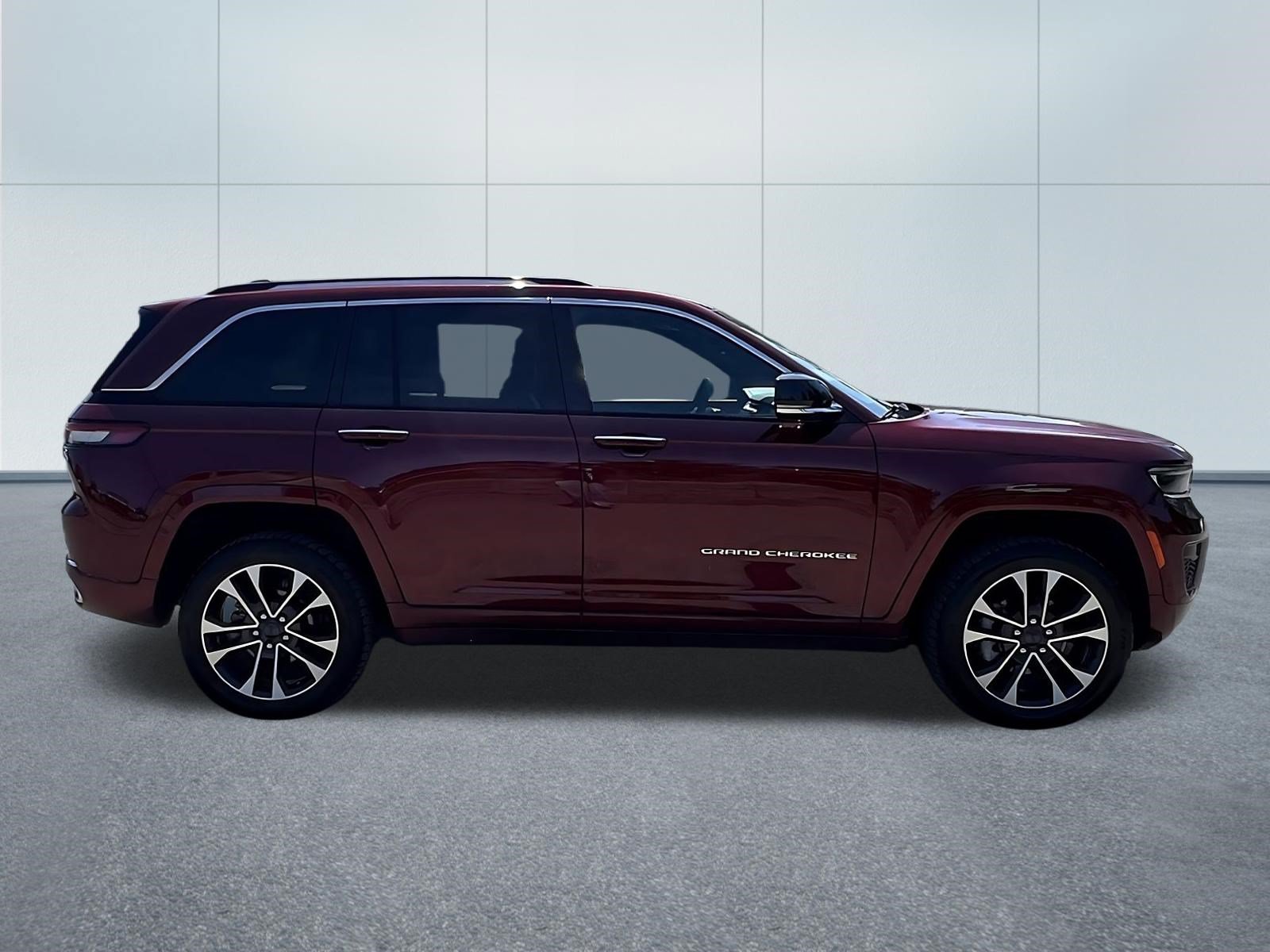 Used 2023 Jeep Grand Cherokee Overland AWD/4WD image 7
