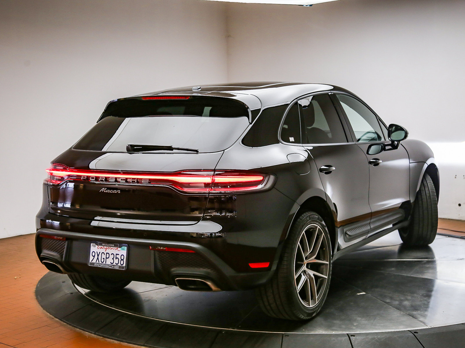 Certified 2026 Porsche Macan AWD/4WD image 8
