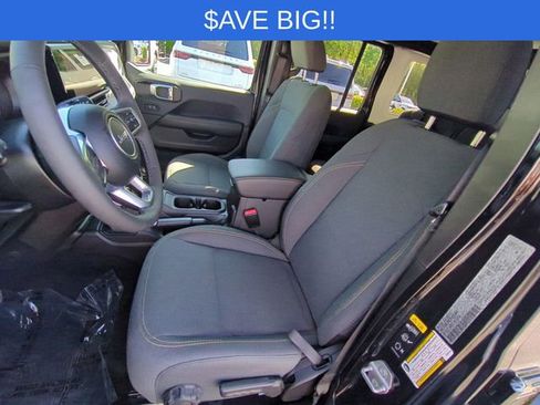 Used 2025 Jeep Wrangler Unlimited Sahara image 14