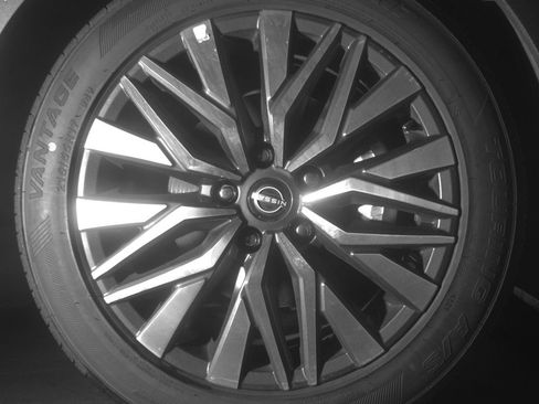 Used 2025 Nissan Altima 2.5 SV FWD image 13