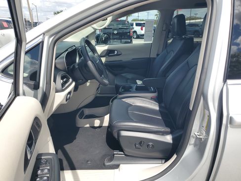 Used 2024 Chrysler Pacifica Touring-L FWD image 11