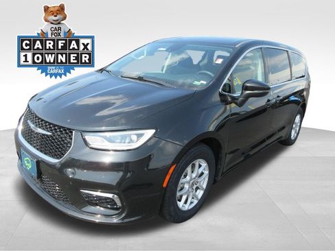 Used 2023 Chrysler Pacifica Touring-L FWD image 1