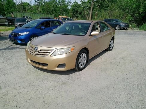 Used 2010 Toyota Camry LE FWD image 7