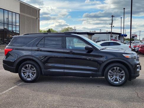 Used 2021 Ford Explorer XLT w/ Equipment Group 202A AWD/4WD image 12