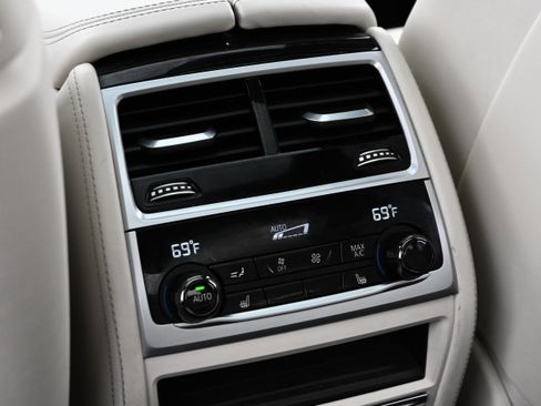 Used 2022 BMW 750i xDrive w/ Executive Package image 28