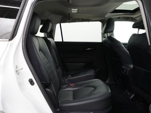 Used 2022 Toyota Highlander XLE image 11