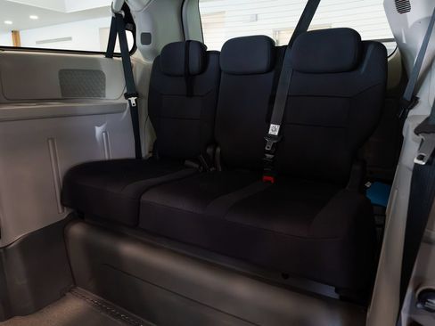 Used 2010 Dodge Grand Caravan SXT FWD image 21