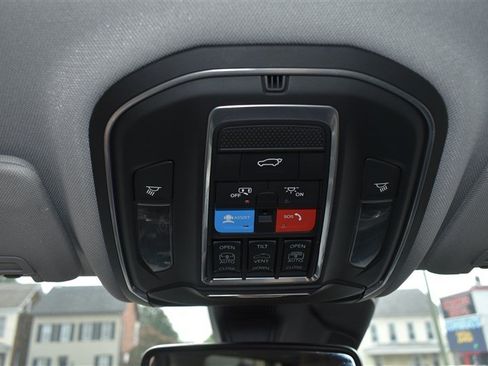 Used 2022 Jeep Grand Cherokee L Limited AWD/4WD image 23