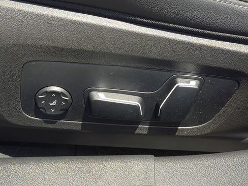 Used 2025 BMW 330i Sedan w/ Premium Package RWD image 17