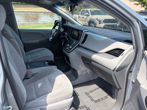Used 2015 Toyota Sienna LE FWD image 28