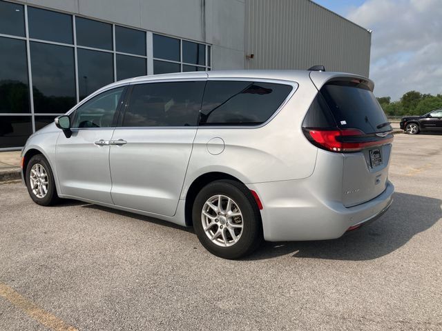 Used 2023 Chrysler Pacifica Touring-L FWD image 3
