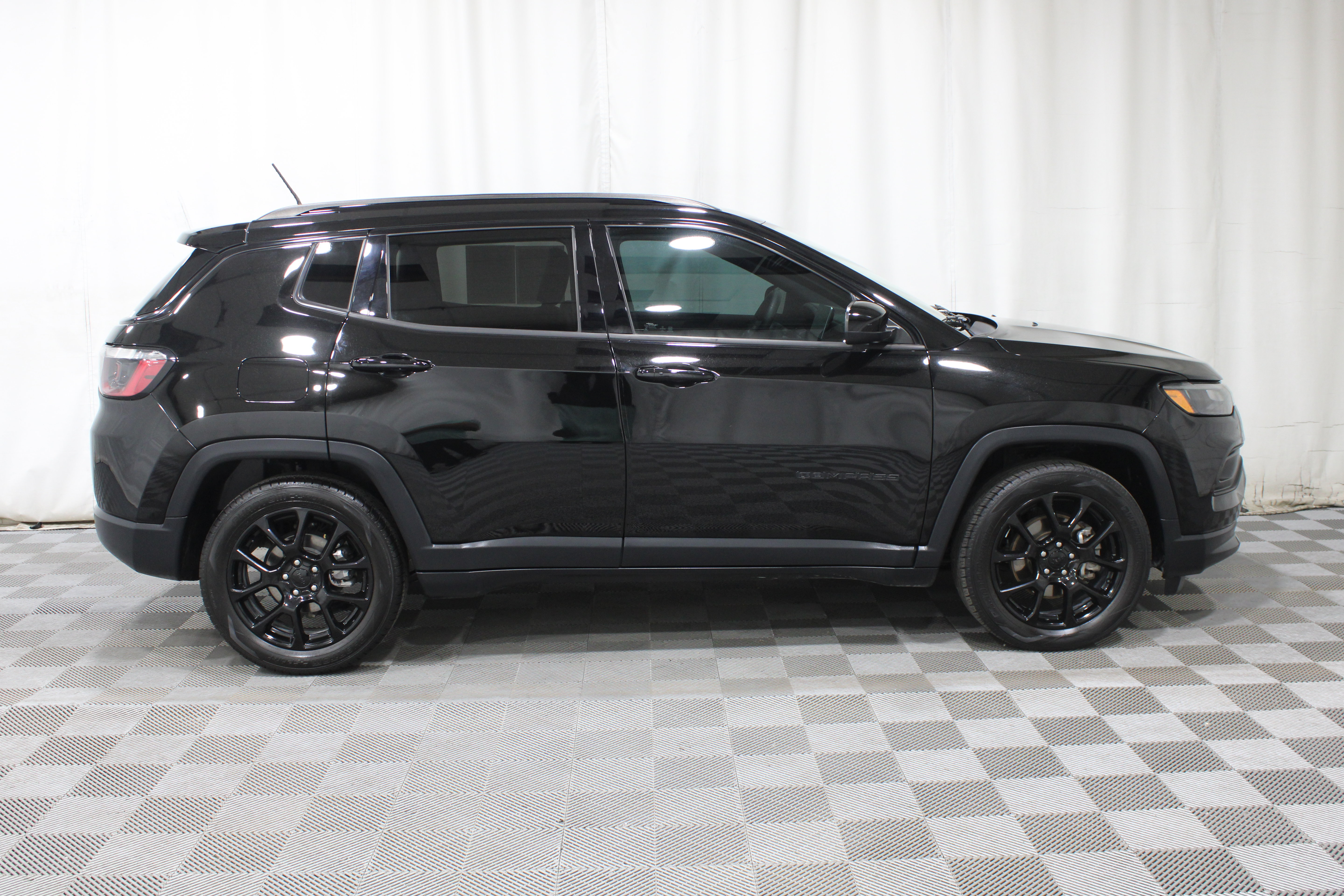 Used 2022 Jeep Compass Latitude FWD image 2