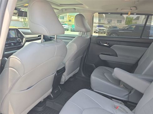 Used 2022 Toyota Highlander XLE FWD image 14