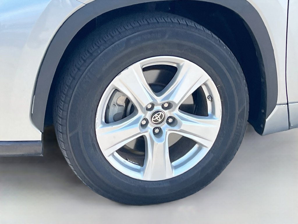 Used 2023 Toyota Highlander LE FWD image 32