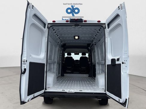 Used 2025 RAM ProMaster 2500 w/ Convenience Group FWD image 17