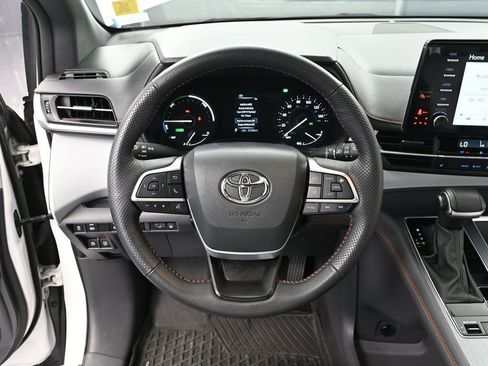 Used 2024 Toyota Sienna XSE AWD/4WD image 25