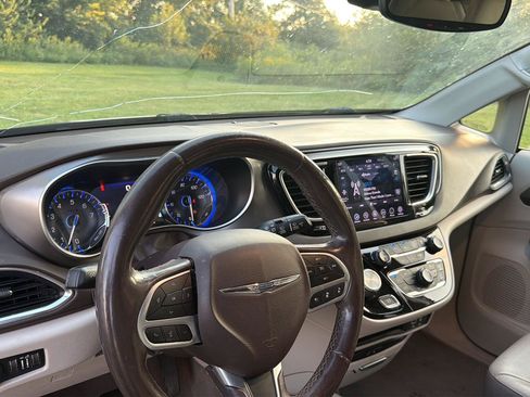 Used 2019 Chrysler Pacifica Touring-L Plus w/ Advanced Safetytec Group FWD image 8