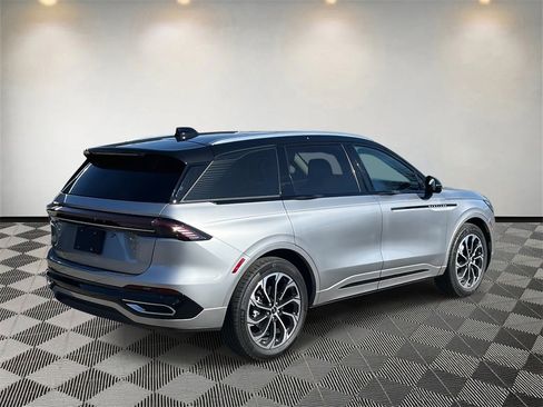 Used 2025 Lincoln Nautilus Reserve image 3