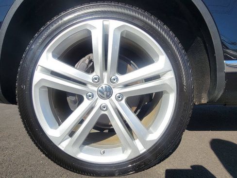 Used 2017 Volkswagen Touareg Executive AWD/4WD image 37