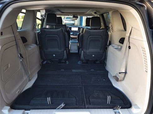 Used 2022 Chrysler Pacifica Limited image 34