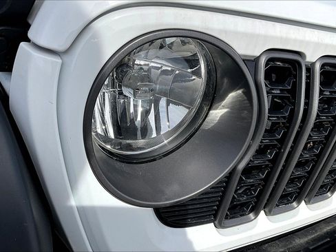 Used 2024 Jeep Gladiator Sport image 32