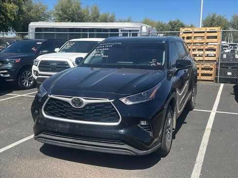 Used 2021 Toyota Highlander XLE image 1