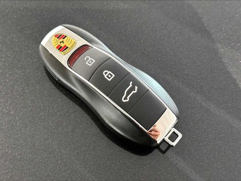 Used 2026 Porsche Macan AWD/4WD image 34