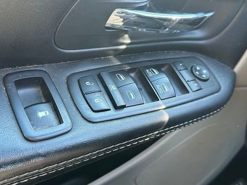 Used 2017 Dodge Grand Caravan SXT image 16