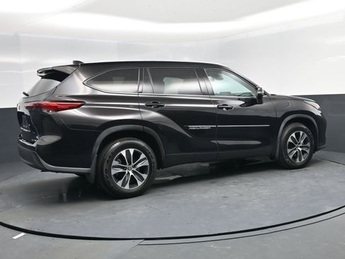 Used 2020 Toyota Highlander XLE image 4