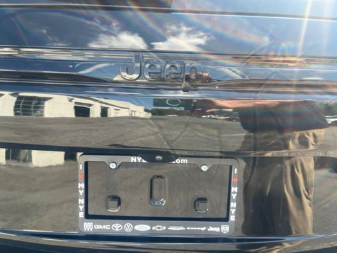 Used 2023 Jeep Grand Cherokee Altitude AWD/4WD image 30