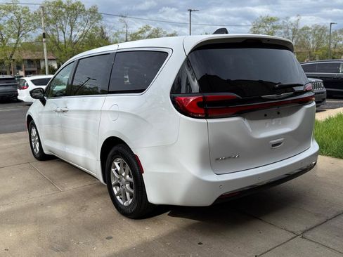 Used 2025 Chrysler Pacifica Select FWD image 5