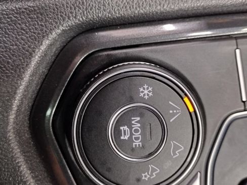 Used 2018 Volkswagen Tiguan SEL AWD/4WD image 27