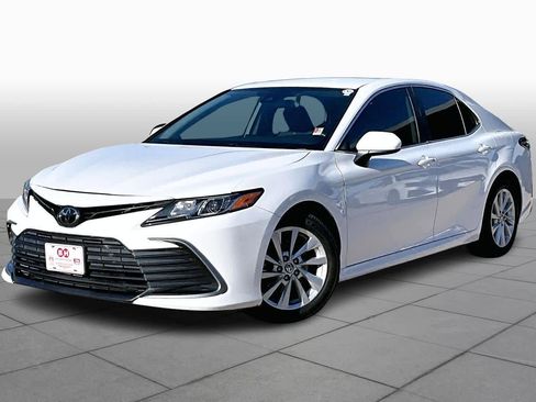 Used 2021 Toyota Camry LE image 2