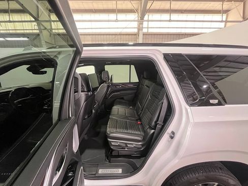 Used 2022 Cadillac Escalade Sport Platinum w/ Heavy-Duty Trailer Package AWD/4WD image 19