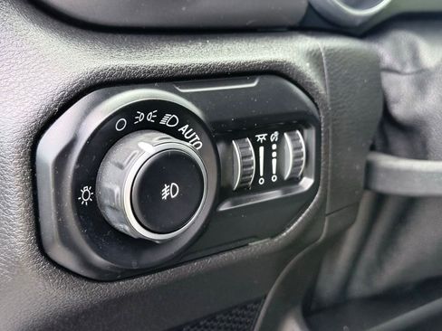 Used 2019 Jeep Wrangler Unlimited Sahara AWD/4WD image 16