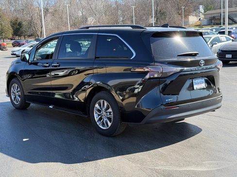 Certified 2025 Toyota Sienna XLE image 7