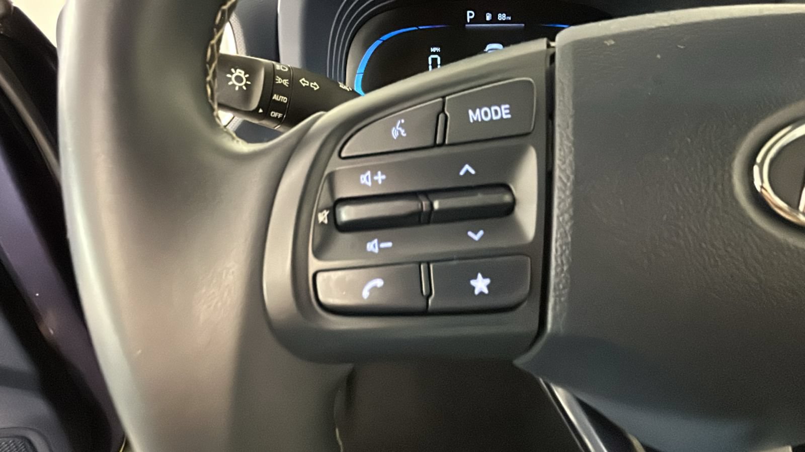 Used 2023 Hyundai Venue Limited FWD image 19