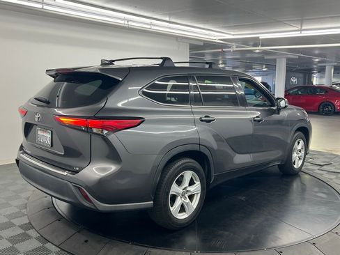 Certified 2021 Toyota Highlander LE FWD image 5