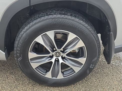 Certified 2024 Toyota Highlander XLE image 35