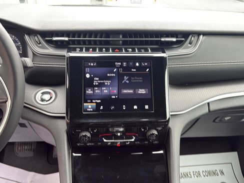 Used 2024 Jeep Grand Cherokee L Laredo image 13