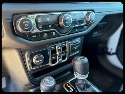 Used 2025 Jeep Wrangler Unlimited Sahara AWD/4WD image 19