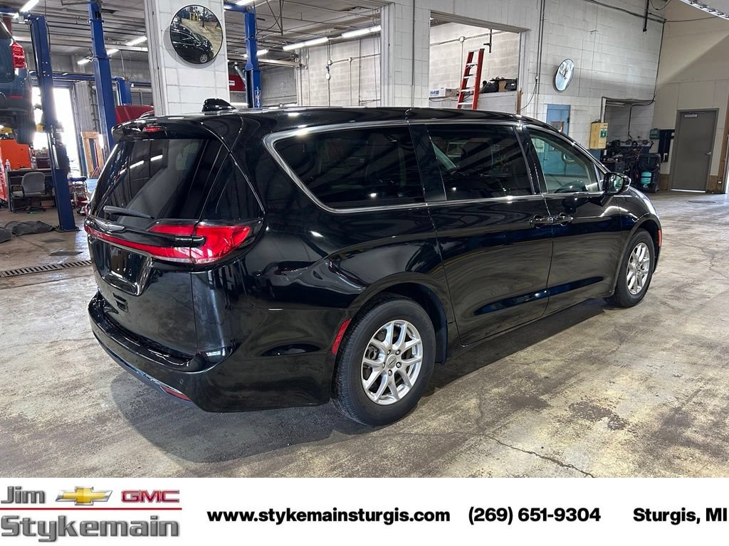 Used 2024 Chrysler Pacifica Touring-L FWD image 7