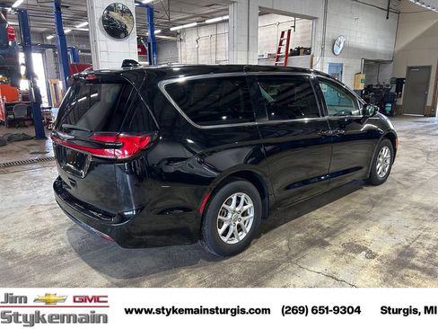 Used 2024 Chrysler Pacifica Touring-L FWD image 7