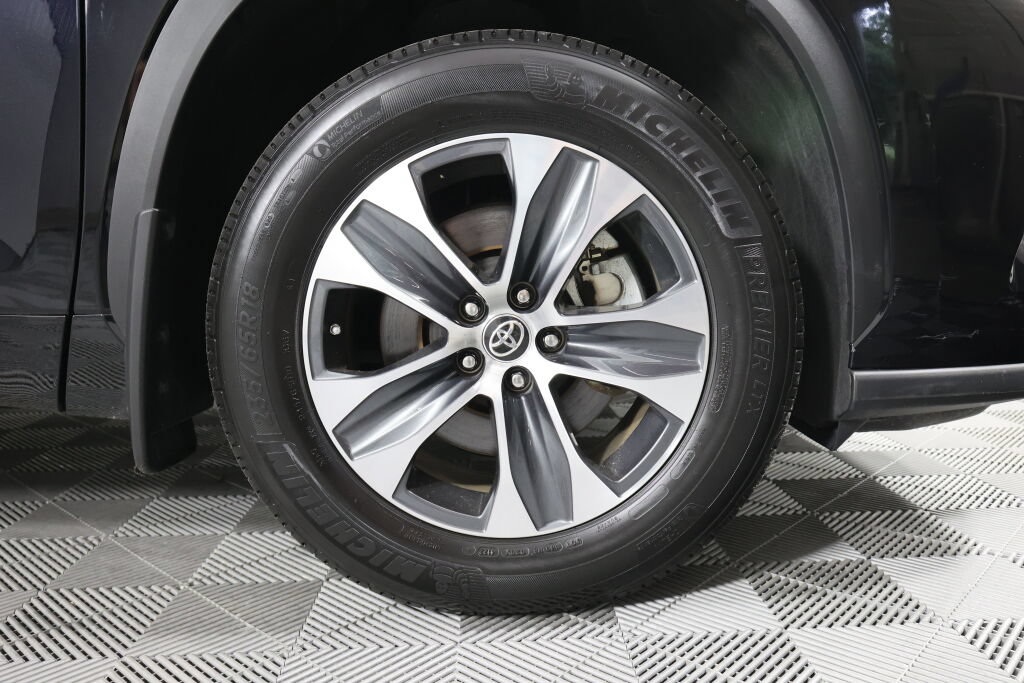 Used 2023 Toyota Highlander XLE AWD/4WD image 6